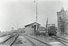 163647 Gezicht op het seinhuis Post I van het goederenemplacement Rietlanden te Amsterdam, met op de achtergrond de ...